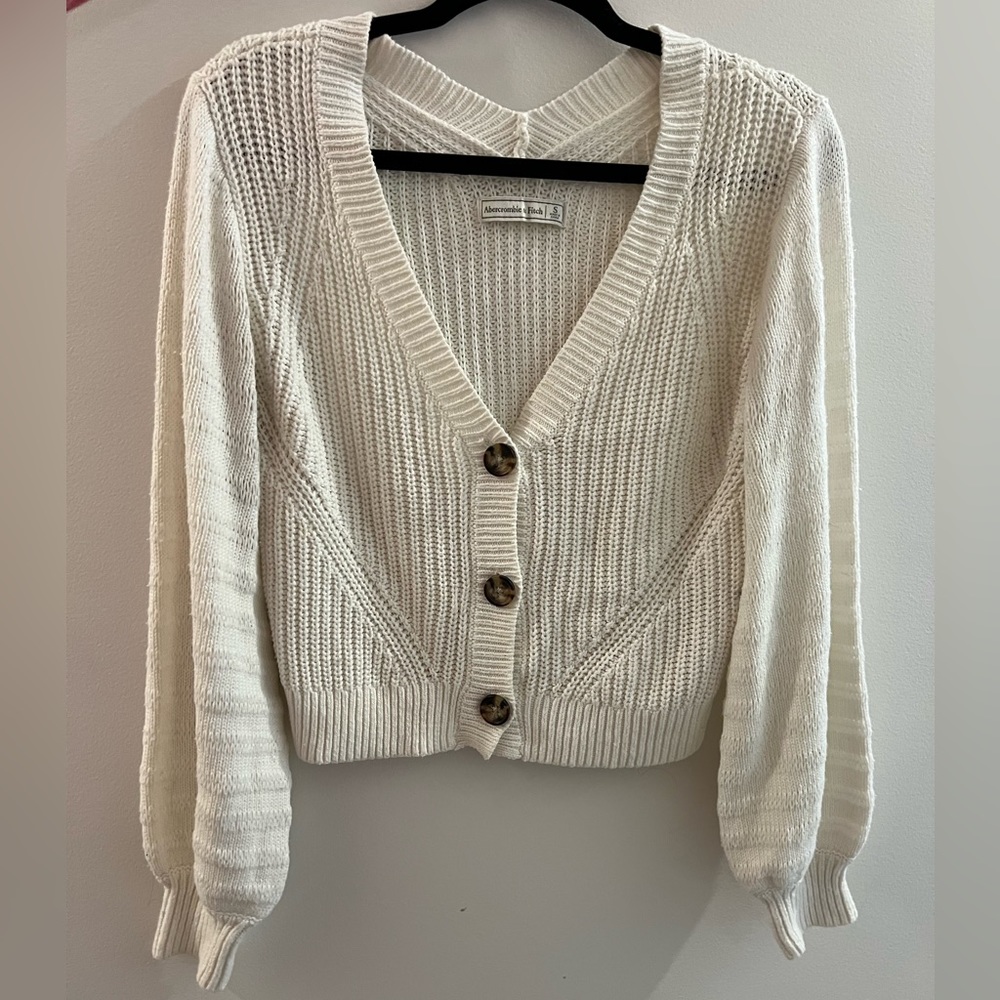 Cream Abercrombie & Fitch cropped sweater